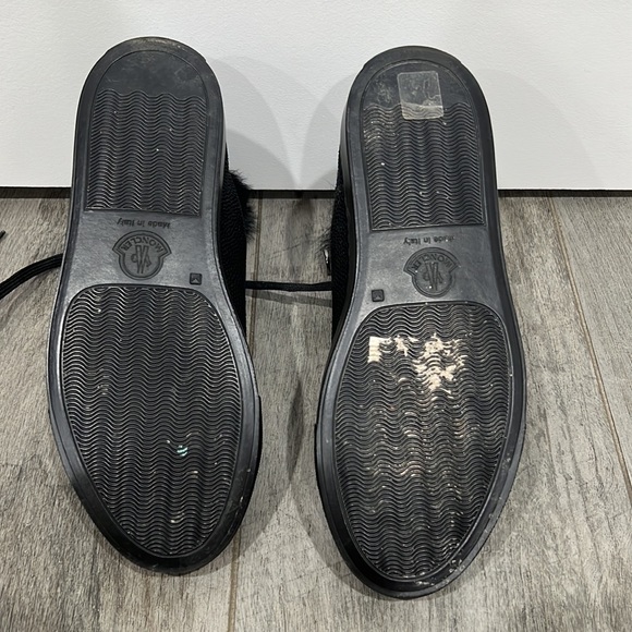 Moncler lace up booties with fur tongue. - Picture 7 of 10